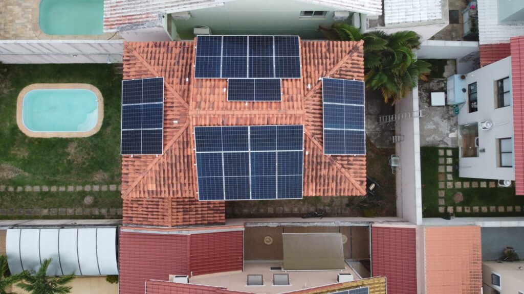 Painéis solares instalados em telhado residencial
