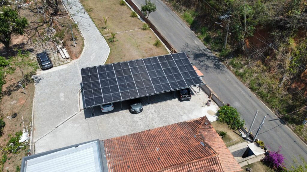 Usina solar industrial instalada em telhado