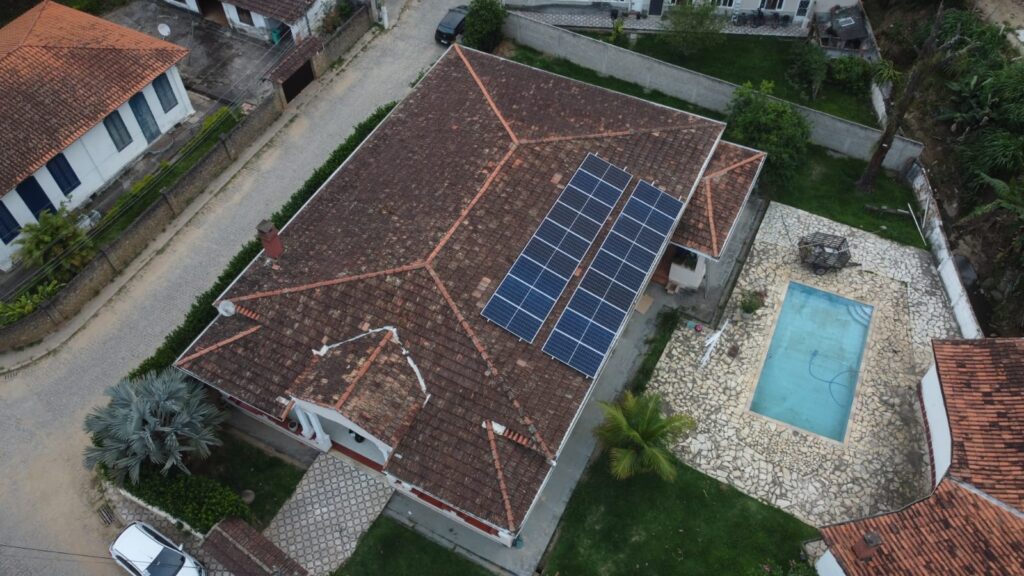 Instalação de energia solar residencial em telhado